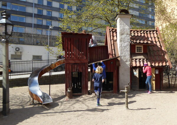 Lekplatsen Bryggartäppan på Södermalm av Tor Svae inspirerades av Per Anders Fogelström och Stockholmshistoria